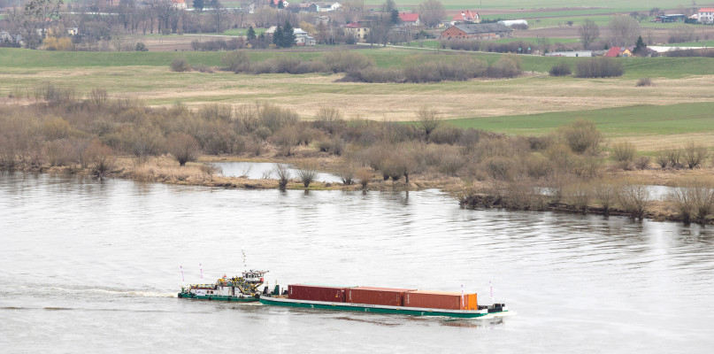 Barka z kontenerami przepływająca dziś koło Nowego. Fot. Mikołaj Kuras