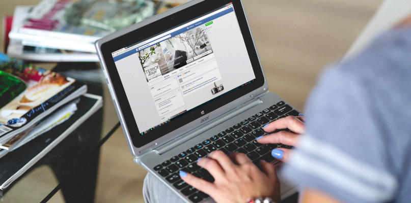 Każdego dnia z Facebooka korzysta 19 milionów Polaków. Fot. Pexels