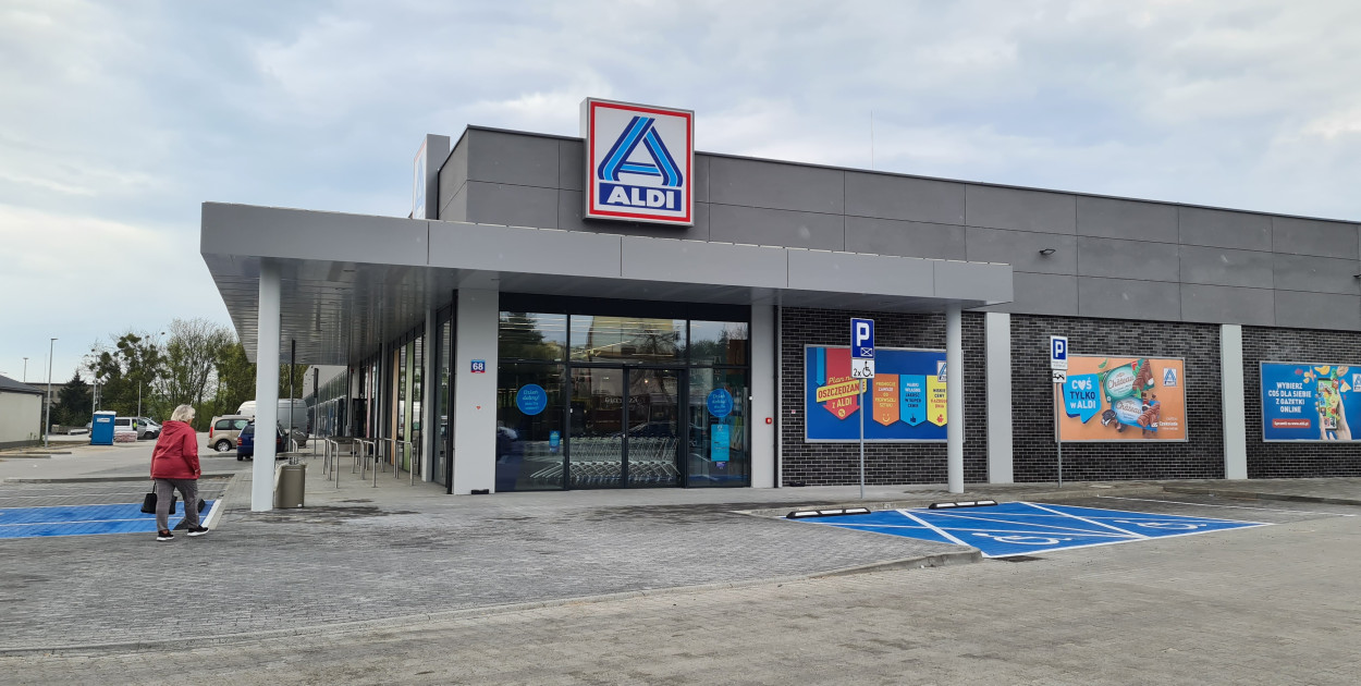 Pierwsi klienci już dziś próbowali zrobić zakupy w Aldi