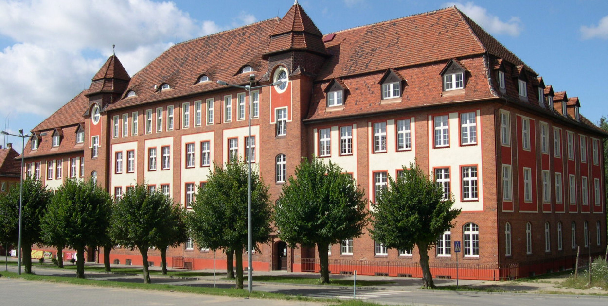 Dawny koszarowiec dziś jest siedzibą Starostwa Powiatowego w Świeciu