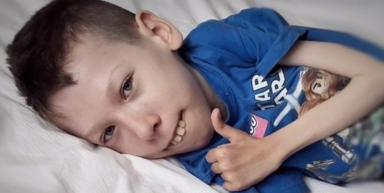 Bartek Lipiński każdego dnia walczy o to by żyć. Teraz dostał szansę w postaci refundowanego leku, ale żeby terapia przyniosła skutki i zatrzymała chorobę potrzebna jest kosztowna rehabilitacja