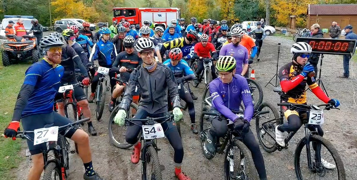 48 zawodników wystartowało w sobotnim wyścigu. Zdjęcie tuż przed startem, jeszcze w czystych strojach. Fot. Krzysztof Nowicki