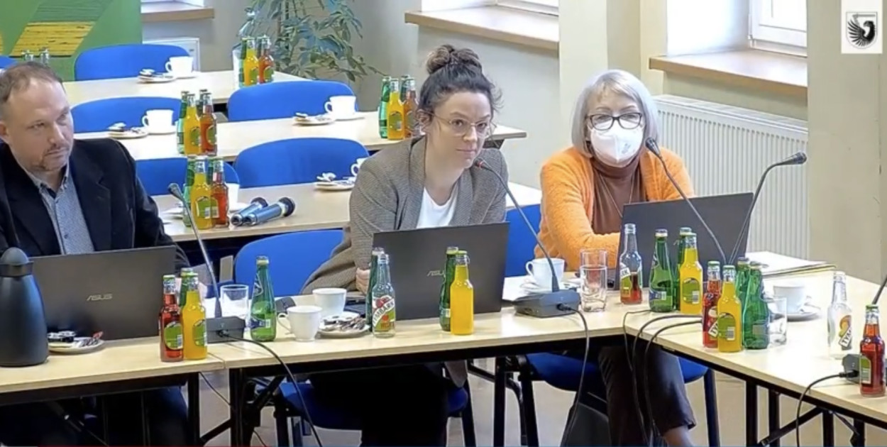 Kadr z nagrania sesji Rady Powiatu Świeckiego. Od lewej radni: Adam Knapik, Angelika Macura, Lucyna Kuźniacka.