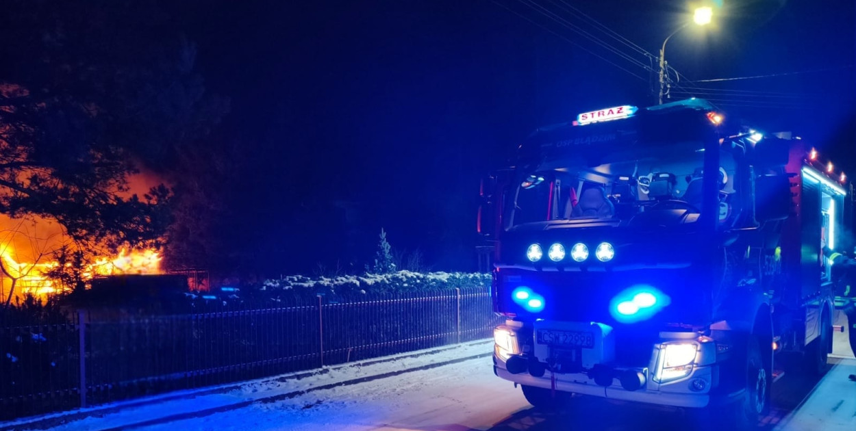 Pracowita niedziela strażaków zaczęła się od pożaru domku letniskowego w Błądzimiu/fot. OSP Błądzim