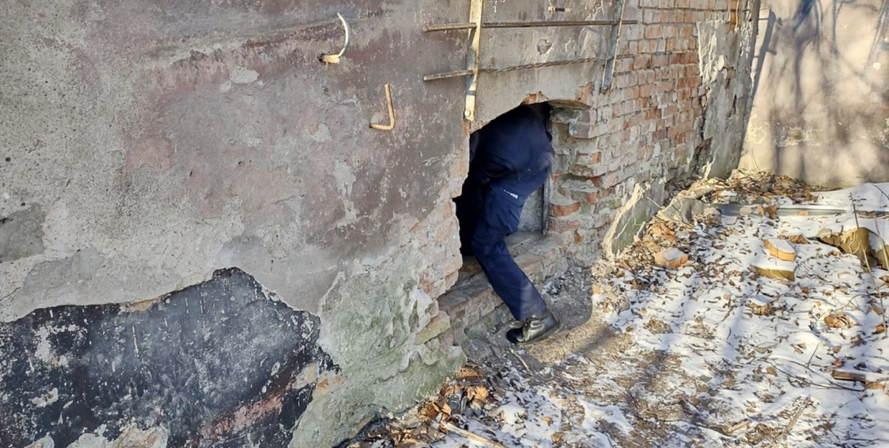 Policjanci sprawdzają miejsca, w których bezdomni spędzają mroźne noce i podpowiadają, gdzie mogą szukać pomocy/fot. KPP w Świeciu