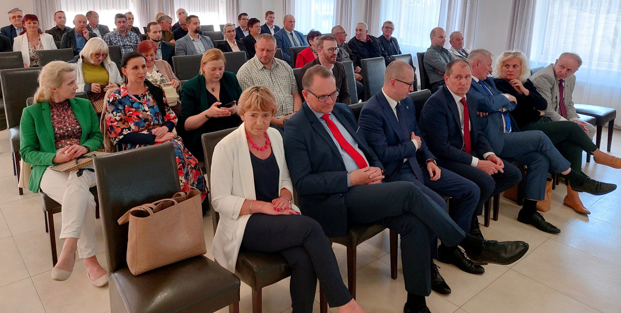 W pierwszym rzędzie od lewej siedzą: Zofia Topolińska, Eugeniusz Kłopotek, Maciej Rakowicz, Michał Grabski, Czesław Woliński, Dorota Krezymon i Dariusz Wądołowski. Fot. Krzysztof Nowicki / Archiwum Świecie24