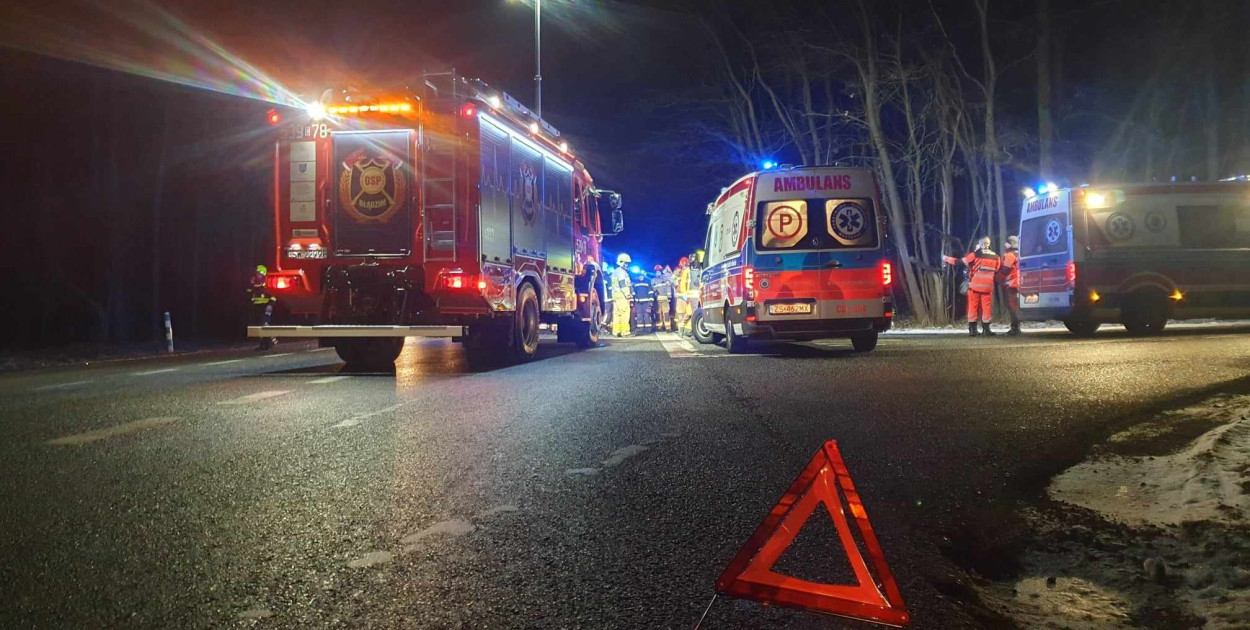 Całe szczęście, że wypadek z 21 stycznia nie skończył się tragicznie, ale mieszkańcy i strażacy sygnalizują, że trzeba zadziałać, żeby skrzyżowanie w Błądzimiu było lepiej widoczne /fot. OSP Błądzim