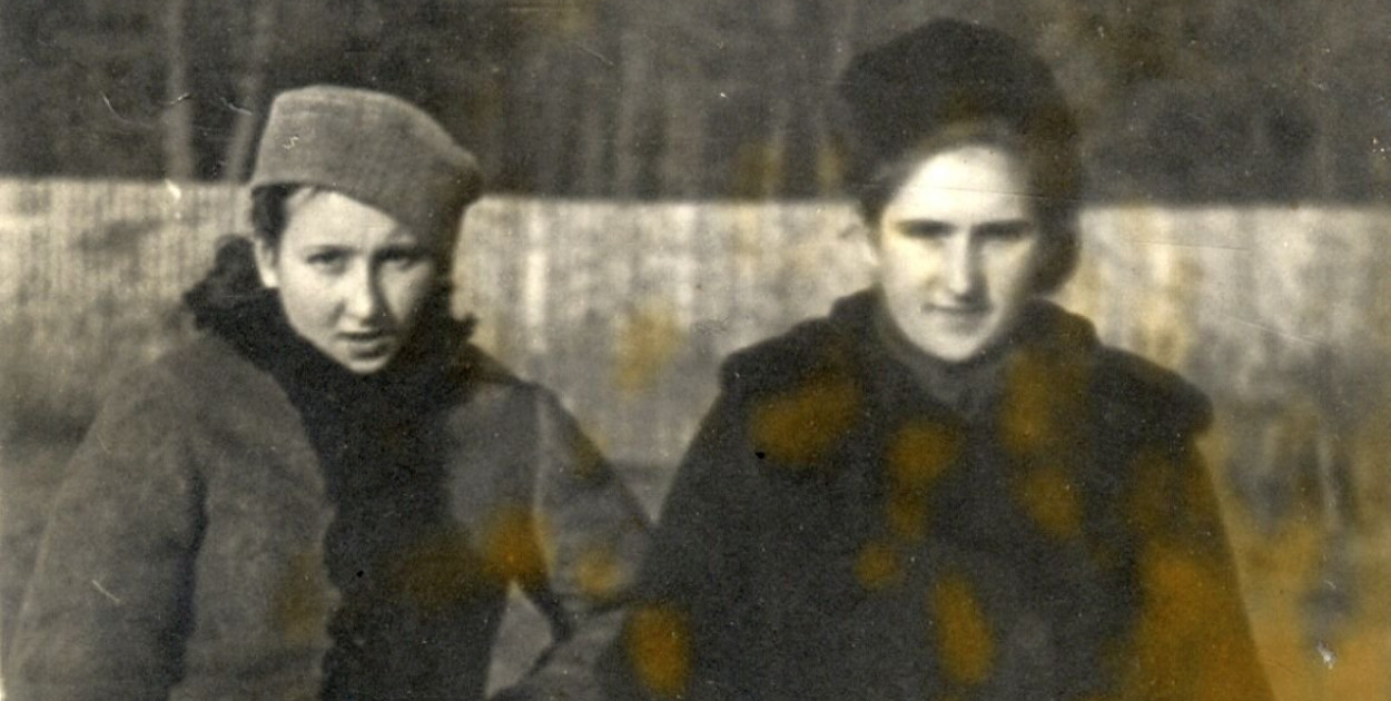 Danuta Siedzikówna (od lewej) z siostrą Wiesławą, Podlasie, zima 1942 r