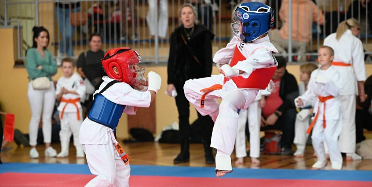 Jedna z walk podczas Regionalnego Turnieju Karate w Świeciu w październiku 2023 r./fot. fot. Igor Jaroniewski
