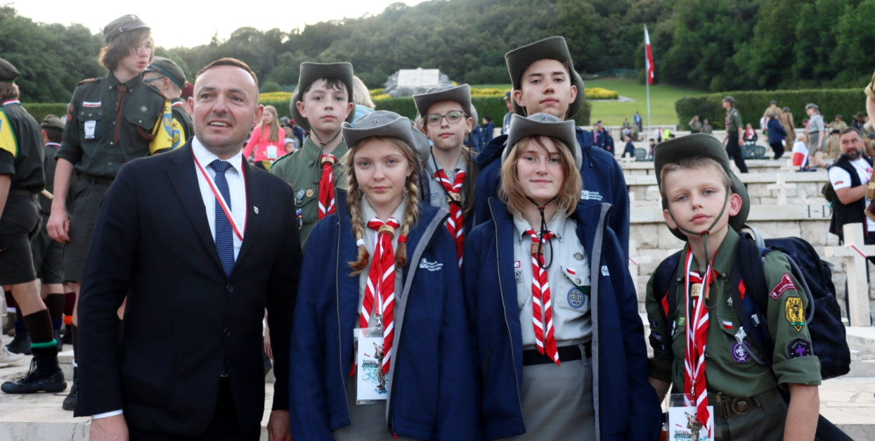 Harcerze z Hufca Świecie-Powiat i radny sejmiku Przemysław Sznajdrowski/fot. Maja Kloskowska