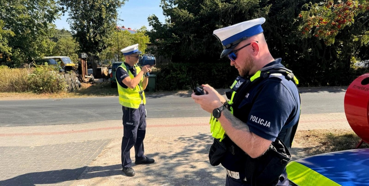 Policjanci z drona przyglądali się zachowaniu kierowców na przejeździe kolejowym, a nadjeżdżającym mierzyli prędkość/fot.KPP w Świeciu