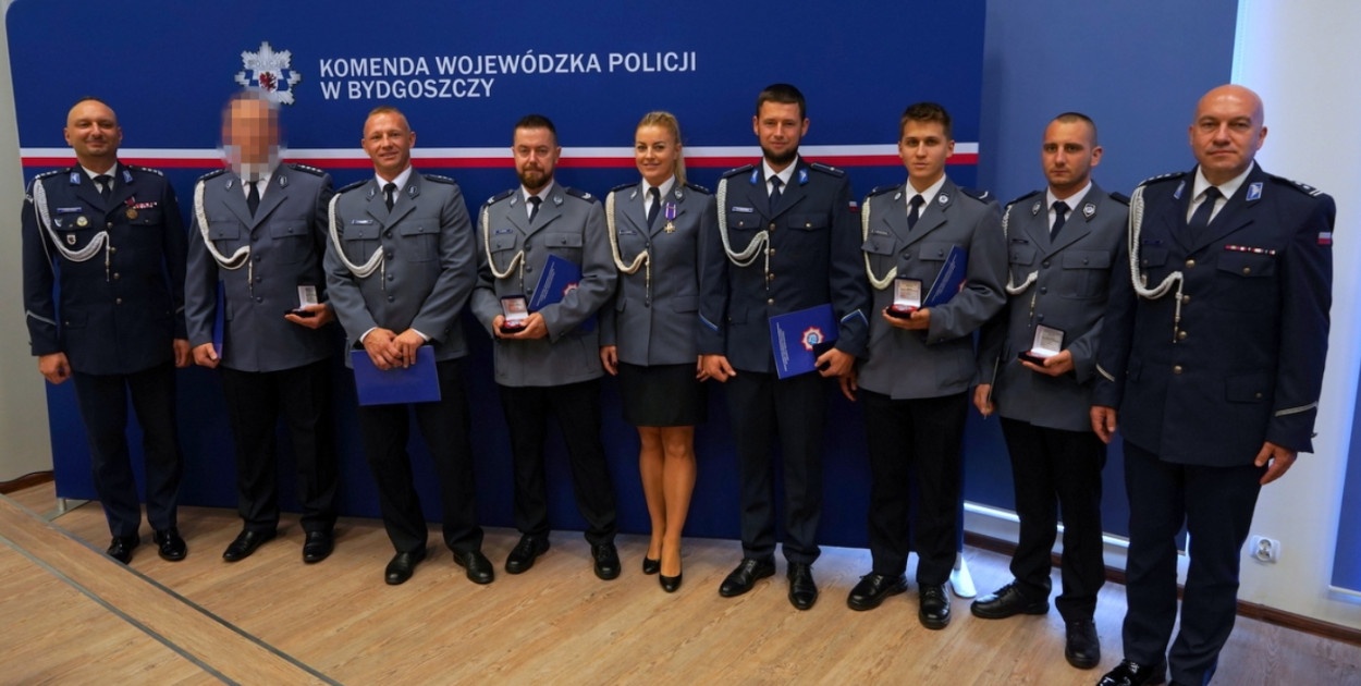 Siedmiu policjantów z Komendy Powiatowej Policji w Świeciu zostało wyróżnionych „Kryształowymi Sercami"/fot. KPP w Świeciu