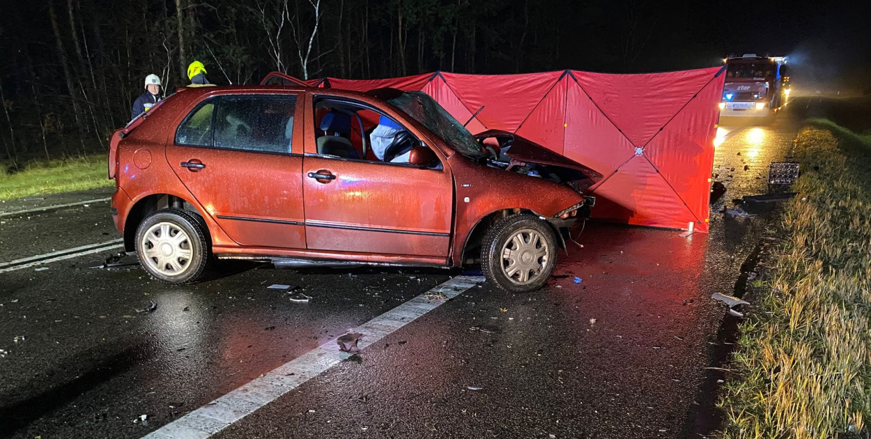 Czołowy wypadek w Dolnej Grupie. Nie żyje jeden z kierowców, dwie osoby są ranne. Fot. OSP Górna Grupa.