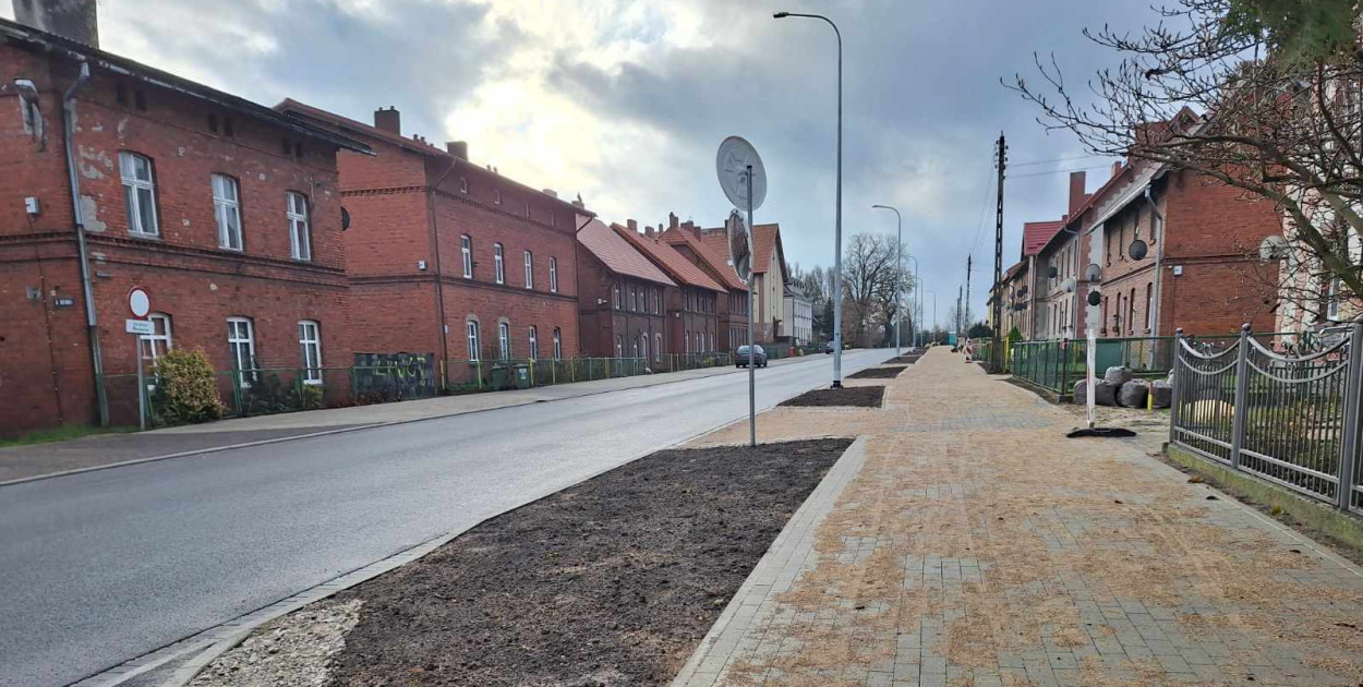 Koniec z wybojami, dziurami i zalewaniem podczas ulew. Ul. Długa w Laskowicach wypiękniała/fot. ZDW