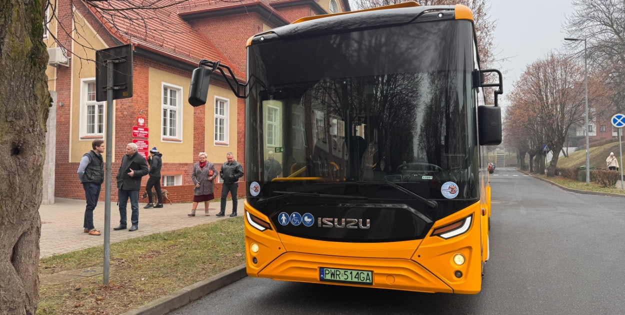 Autobus elektryczny isuzu pomieści 40 pasażerów. Ma zasięg do 300 km, kamery w środku i na zewnątrz, ogrzewanie, opuszczaną platformę dla osób niepełnosprawnych i wiele innych udogodnień. fot. Agnieszka Czubek