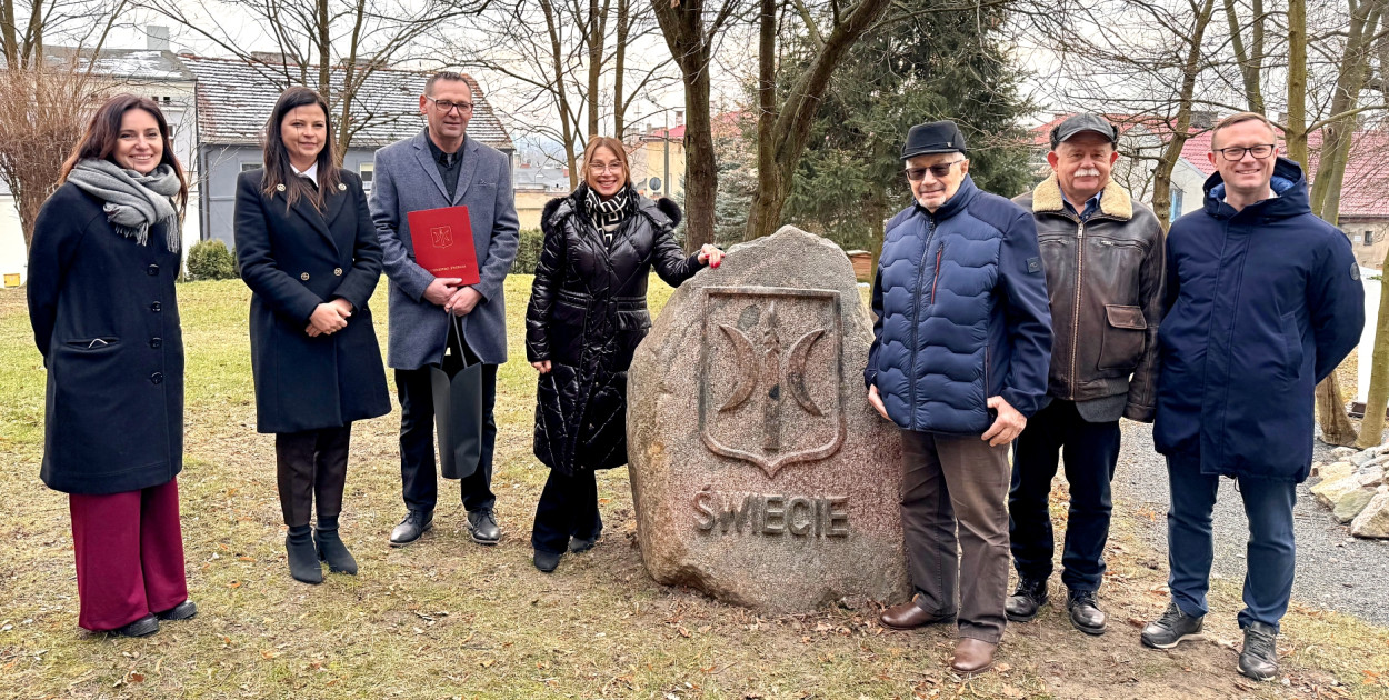 Robert Adrych przekazał i sam zamontował granitowy kamień, w którym wyrzeźbił herb Świecia