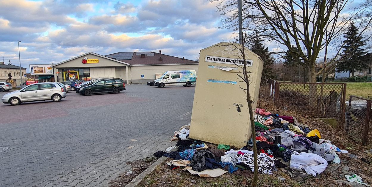 Ciuchy porozrzucane wokół kontenera leżą tam już ponad miesiąc