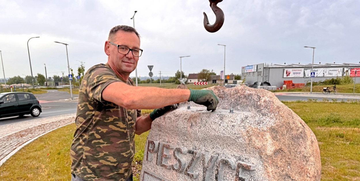 Herby rzeźbione w kamieniu stworzył Robert Adrych ze Świecia