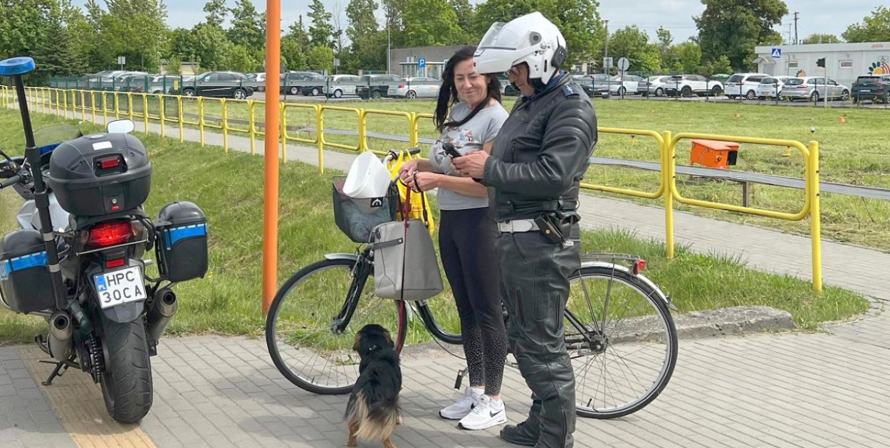 Policjanci ze świeckiej drogówki kontrolowali rowerzystów. Fot. KPP Świecie