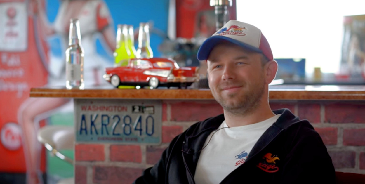 Mariusz Kiełpikowski nie tylko sprowadza auta z USA, ale też tchnie w nie nowe życie. Fot. YT / Marcin Krzyżanowski