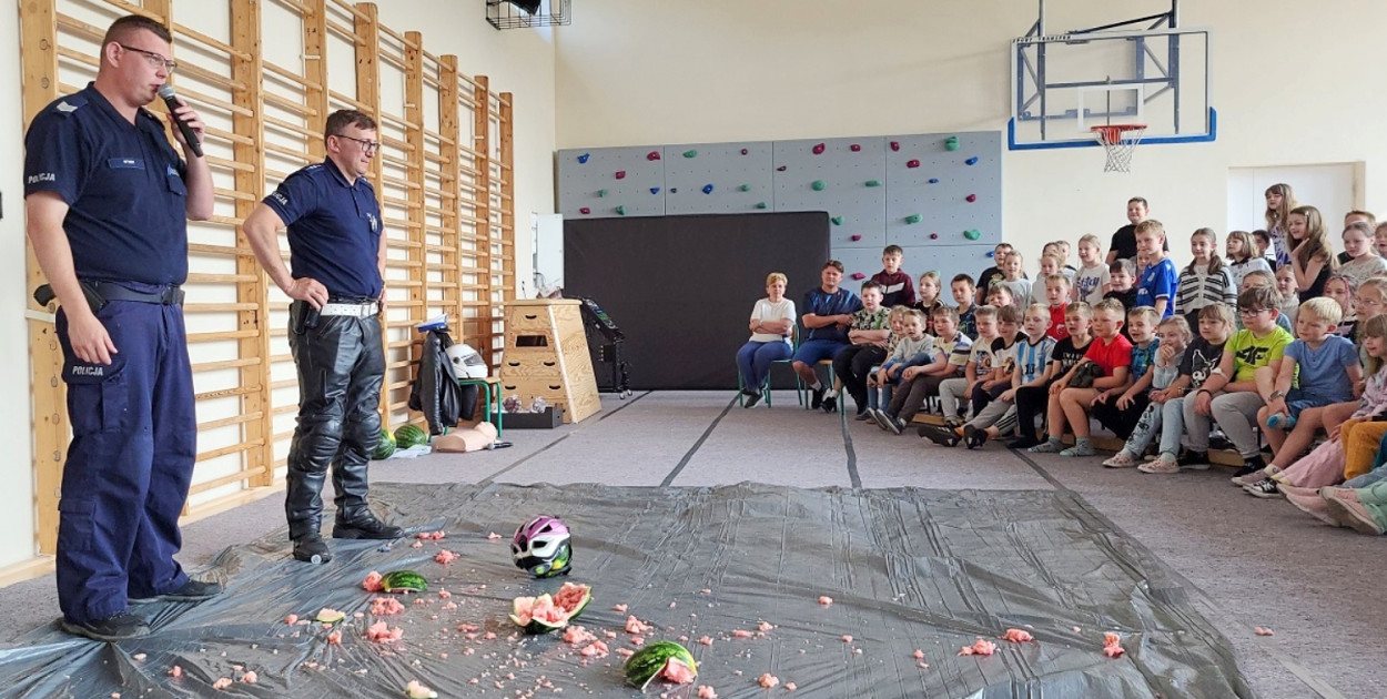 Policjanci Kamil Górka i Marcin Wróblewski zorganizowali nietypowy pokaz dla dzieci. Na przykładzie arbuzów pokazali co może stać się z głową podczas upadku, kiedy nie nosimy kasku
