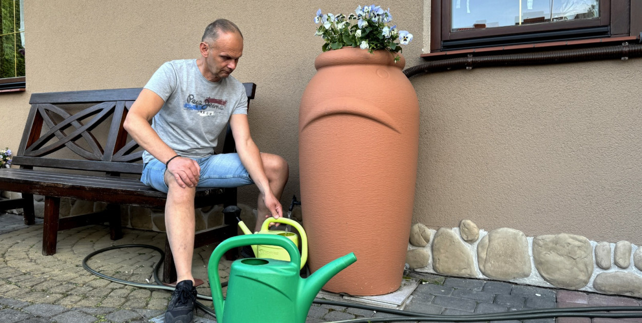 Ireneusz Wąsik ze Świecia wie, że warto wykorzystywać deszczówkę do podlewania. Fot. Krzysztof Nowicki