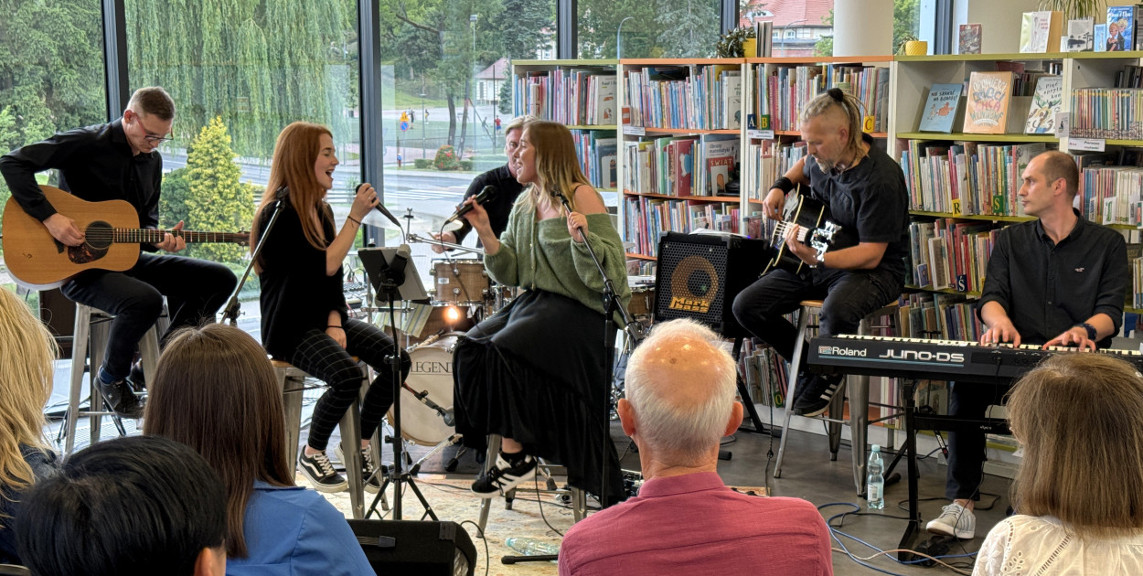 Pierwszy koncert w cyklu "Muzyka w bibliotece" wykonał zespół Przestrzeń. Fot. Krzysztof Nowicki