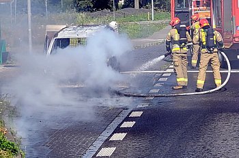 Samochód spłonął doszczętnie. Strażacy mogli tylko dogasić-3401