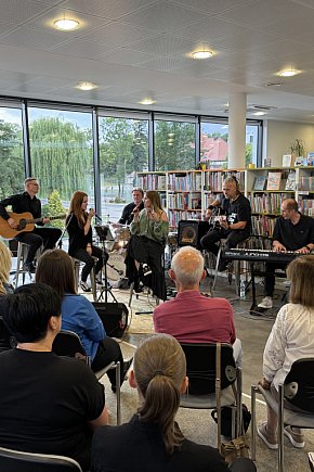 Muzyka w bibliotece. Koncert zespołu Przestrzeń-4340