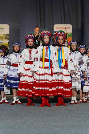 Folklor, tańce i pyszne jedzenie w świeckiej hali-4356