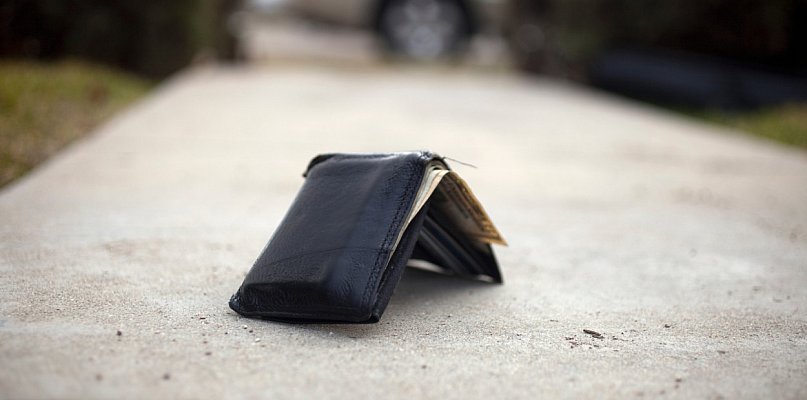 Uczeń znalazł portfel pełen gotówki. Policja szuka właściciela  - 21259