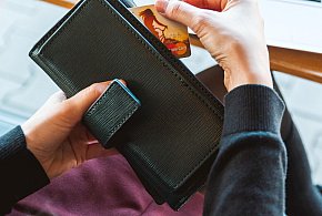 Emeryci coraz częściej rezygnują z gotówki. Wiemy, dlaczego-26766