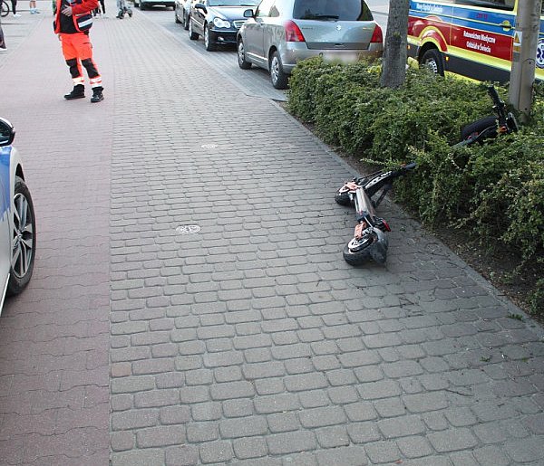 Dwóch nastolatków trafiło do szpitala po wypadku na hulajnodze-26760