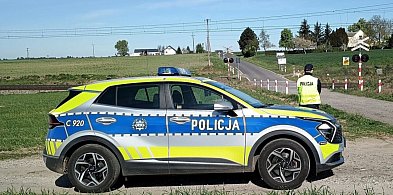 Chwila nieuwagi na przejeździe kolejowym może słono kosztować-26882