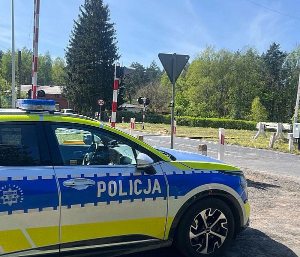Chwila nieuwagi na przejeździe kolejowym może słono kosztować-26882
