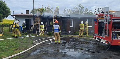 Pożar domu w Luszkówku. Sześć zastępów straży w akcji-26938