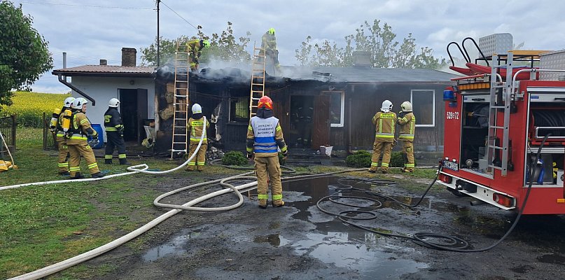 Pożar domu w Luszkówku. Sześć zastępów straży w akcji - 26938