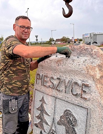 Herby miast partnerskich ozdobią rondo w Przechowie-27000