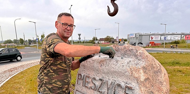 Herby miast partnerskich ozdobią rondo w Przechowie - 27000