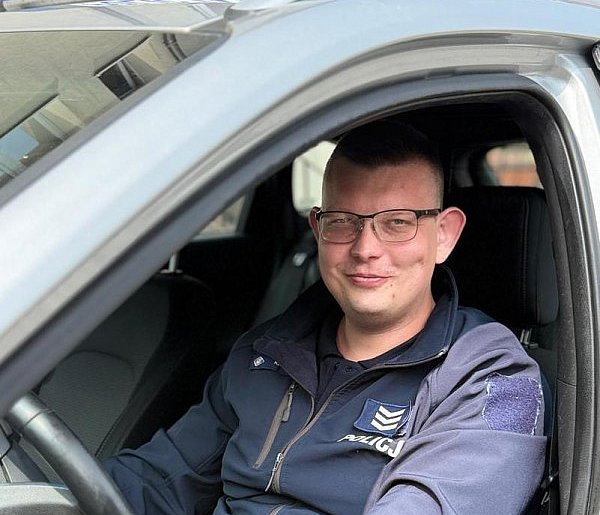Błyskawiczna akcja w Nowem! Policjant-ratownik uratował życie 24-latki-27218