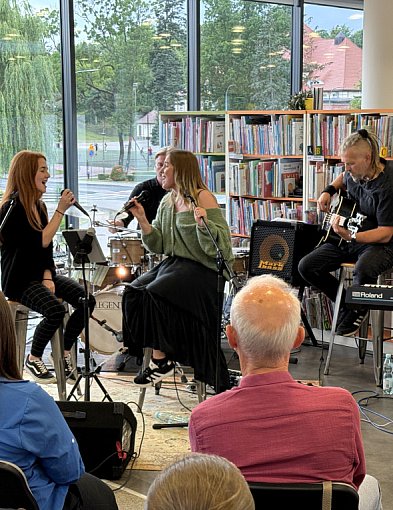 Muzyka w bibliotece. Pierwszy koncert oczarował słuchaczy-27369