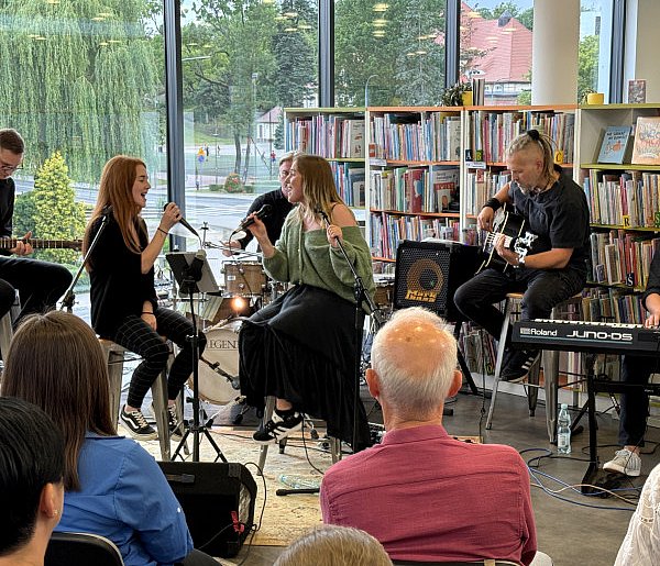 Muzyka w bibliotece. Pierwszy koncert oczarował słuchaczy-27369