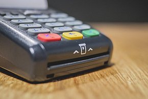 Zakaz sprzedaży i większy nadzór. Tych produktów nie kupią już nieletni-27476