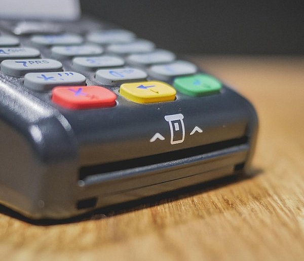 Zakaz sprzedaży i większy nadzór. Tych produktów nie kupią już nieletni-27476