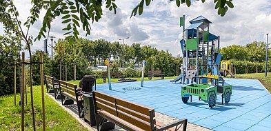 Plac zabaw na Cukrowników działa, kolejna modernizacja na horyzoncie-27573