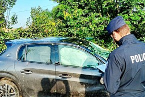 Kierująca dachowała w Bochlinie. Samochód zaalarmował służby-27593