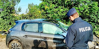 Kierująca dachowała w Bochlinie. Samochód zaalarmował służby-27593