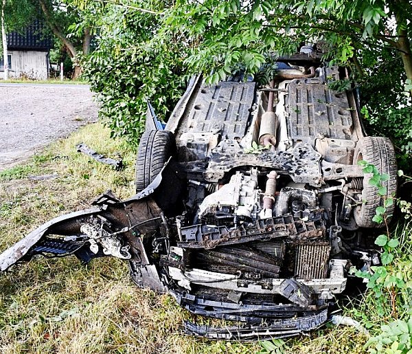Kierująca dachowała w Bochlinie. Samochód zaalarmował służby-27593