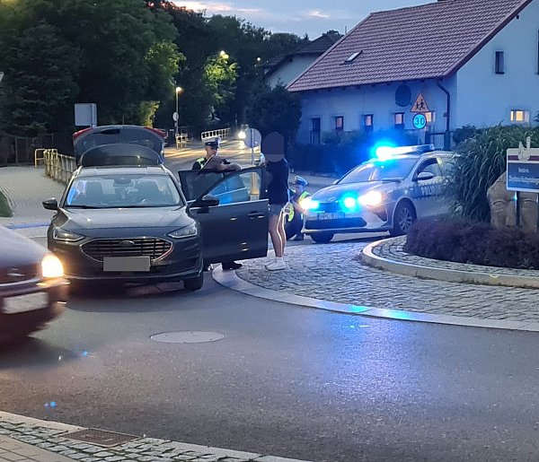 Wypadek na rondzie w Świeciu. Zderzenie hulajnogi i samochodu-27624