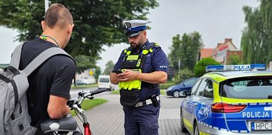 Policjanci przyglądali się rowerzystom-27633